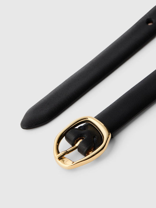 Selected Femme SlfFeline Slim Belt – smalt sort bælte i 100% okselæder med klassisk spændelukning.