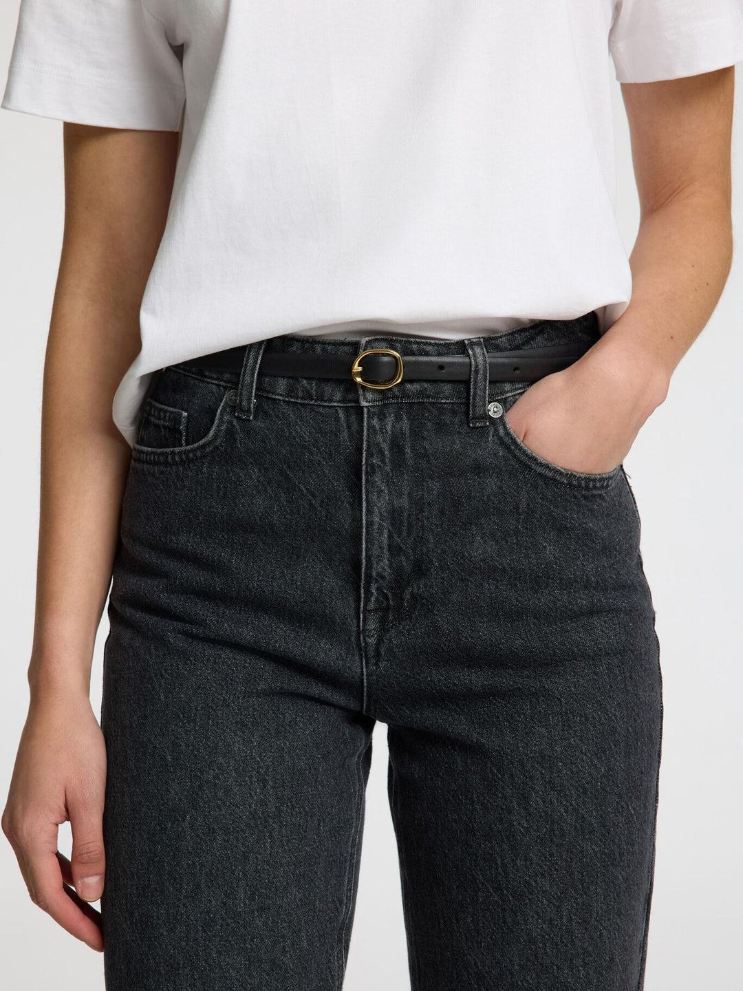 Selected Femme SlfFeline Slim Belt – smalt sort bælte i 100% okselæder med klassisk spændelukning.