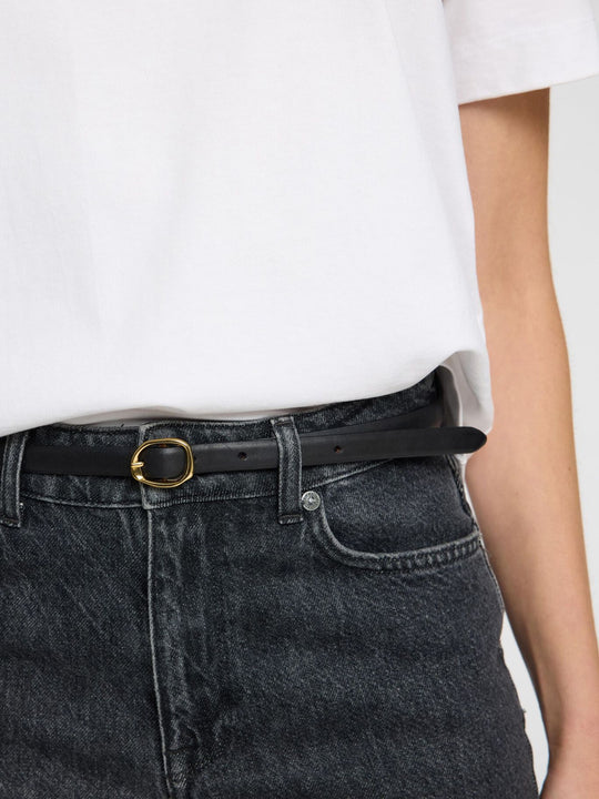 Selected Femme SlfFeline Slim Belt – smalt sort bælte i 100% okselæder med klassisk spændelukning.