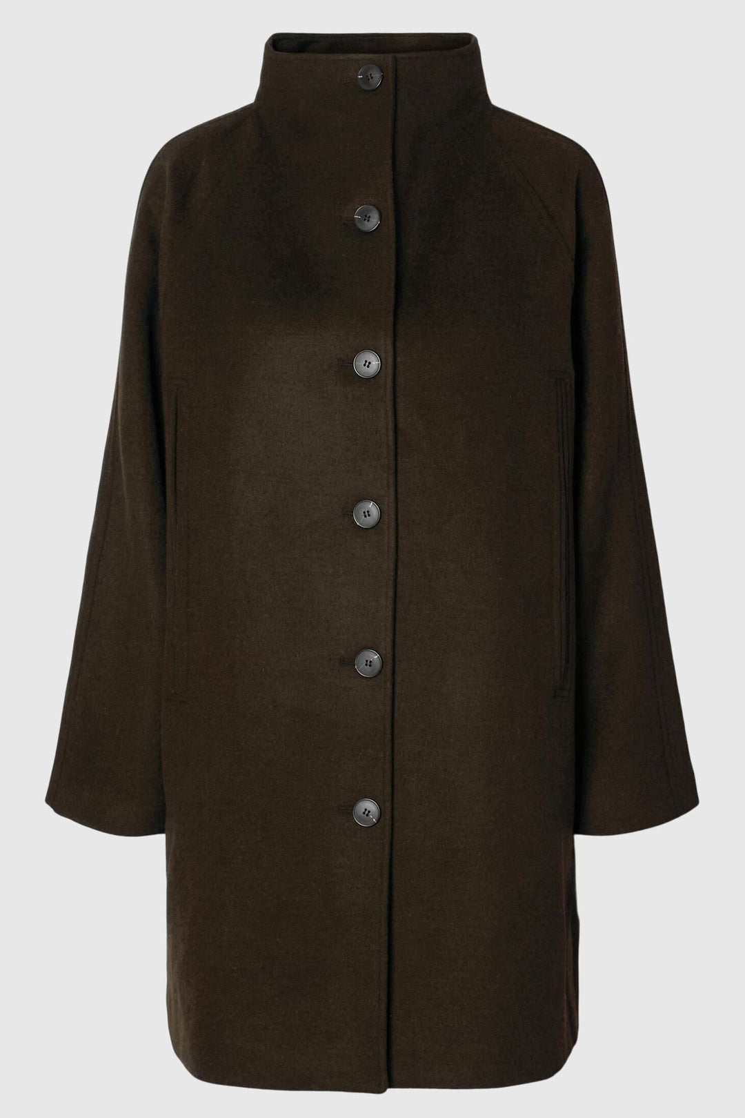 Selected Femme Vinni Wool Coat i farven Delicioso, knælang frakke i genanvendt uldblanding med høj hals og knaplukning.