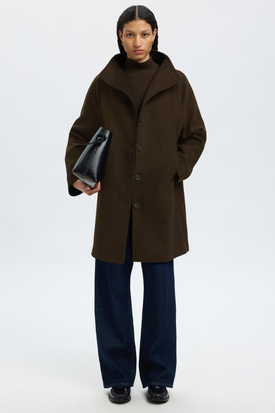 Selected Femme Vinni Wool Coat i farven Delicioso, knælang frakke i genanvendt uldblanding med høj hals og knaplukning.