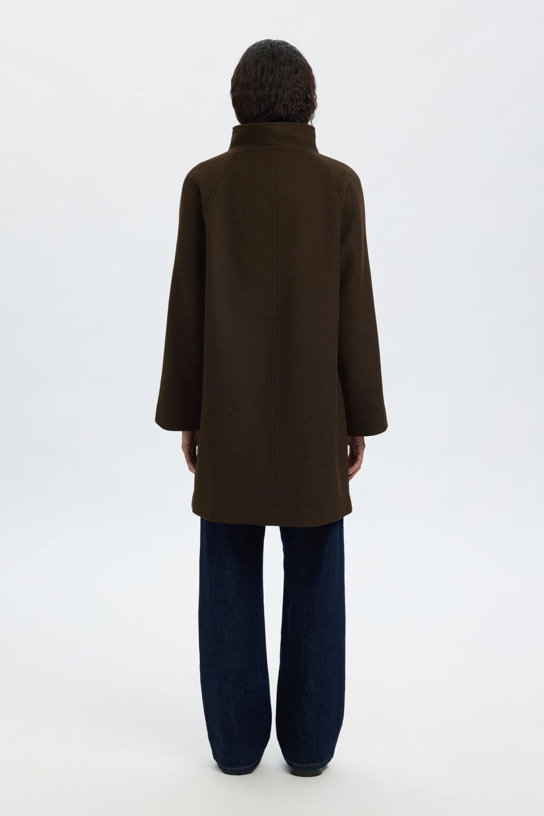 Selected Femme Vinni Wool Coat i farven Delicioso, knælang frakke i genanvendt uldblanding med høj hals og knaplukning.