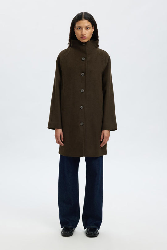 Selected Femme Vinni Wool Coat i farven Delicioso, knælang frakke i genanvendt uldblanding med høj hals og knaplukning.
