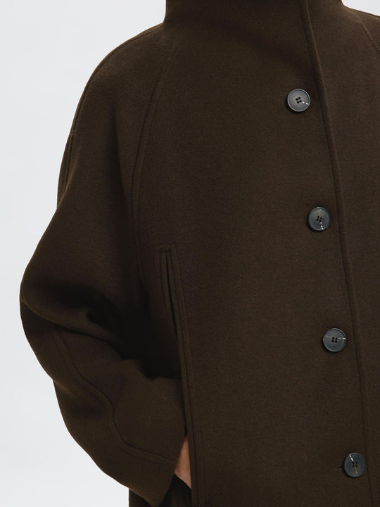 Selected Femme Vinni Wool Coat i farven Delicioso, knælang frakke i genanvendt uldblanding med høj hals og knaplukning.