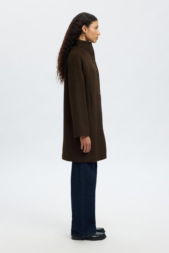 Selected Femme Vinni Wool Coat i farven Delicioso, knælang frakke i genanvendt uldblanding med høj hals og knaplukning.