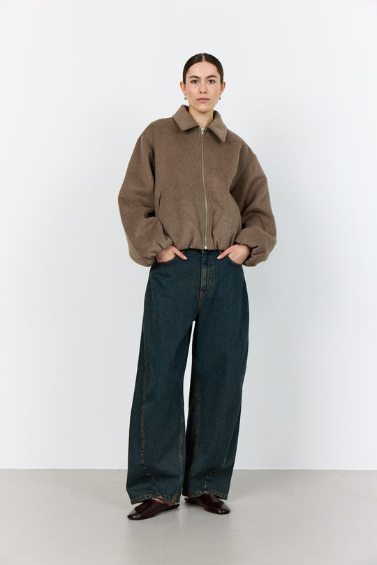 Levete Room LR-OWA 37 Jakke i lys brun med klassisk krave, lynlåslukning og subtil strukturering forneden.