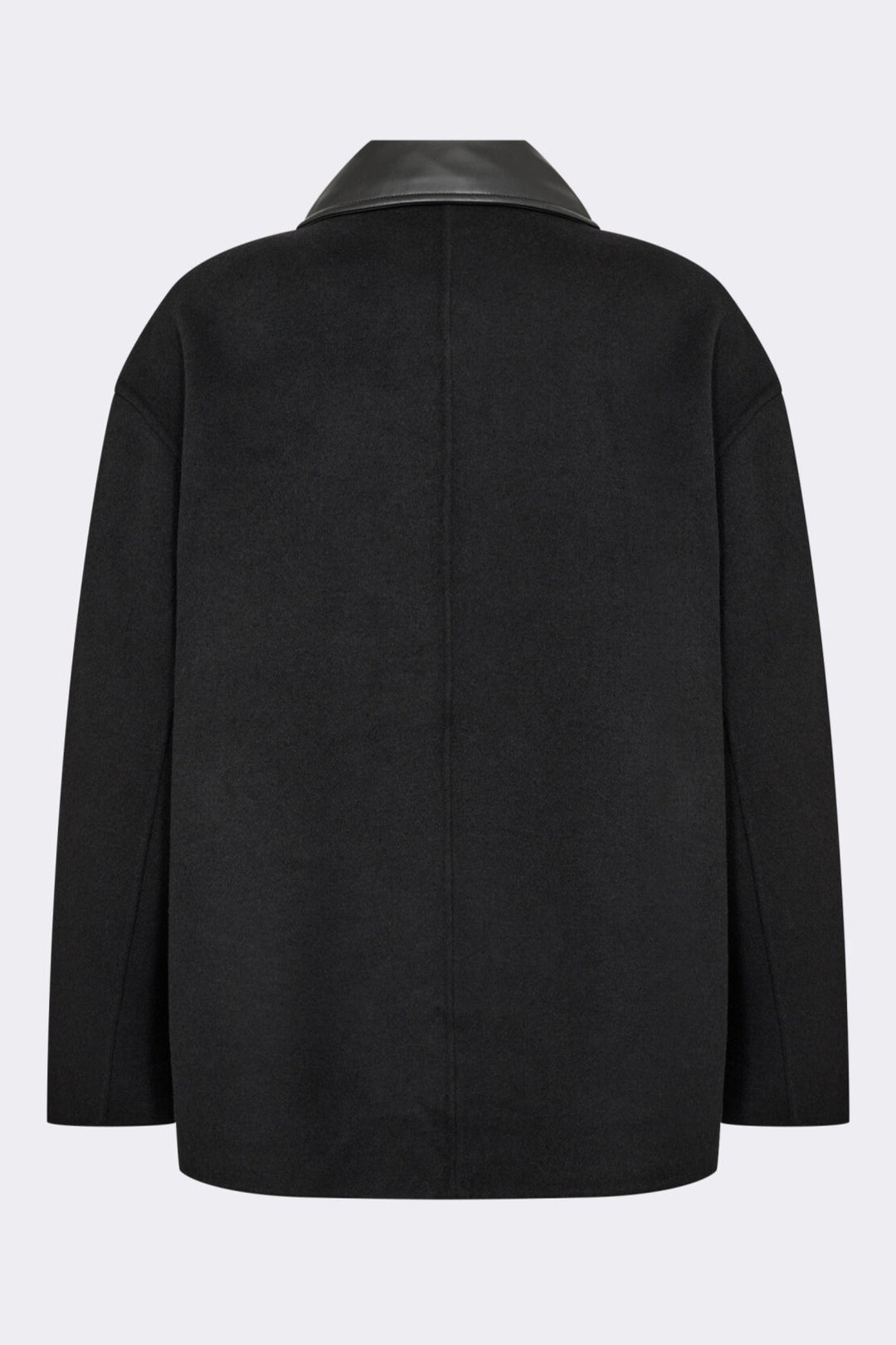 LR-OWA 36 Jakke i sort med knaplukning og krave med læderdetalje – klassisk lige pasform i varm og holdbar materialeblanding.