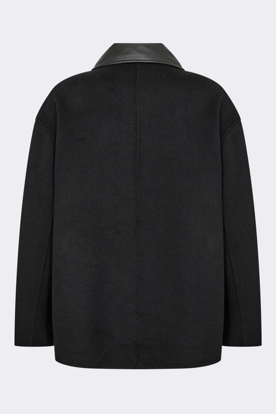 LR-OWA 36 Jakke i sort med knaplukning og krave med læderdetalje – klassisk lige pasform i varm og holdbar materialeblanding.