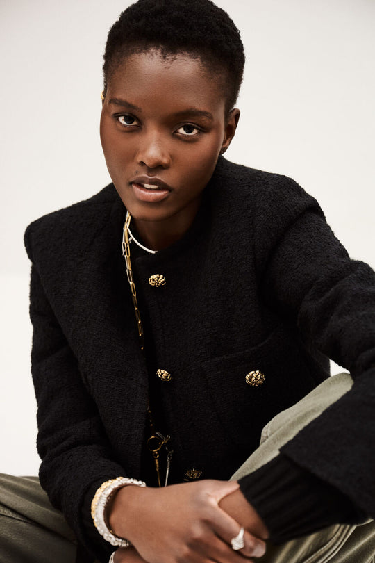 ba&sh Jacket Meredith i sort med rund hals, frontlommer og guldfarvede knapper – crop-jakke i bomuld og uld med elegant finish.