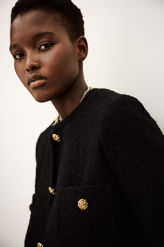 ba&sh Jacket Meredith i sort med rund hals, frontlommer og guldfarvede knapper – crop-jakke i bomuld og uld med elegant finish.