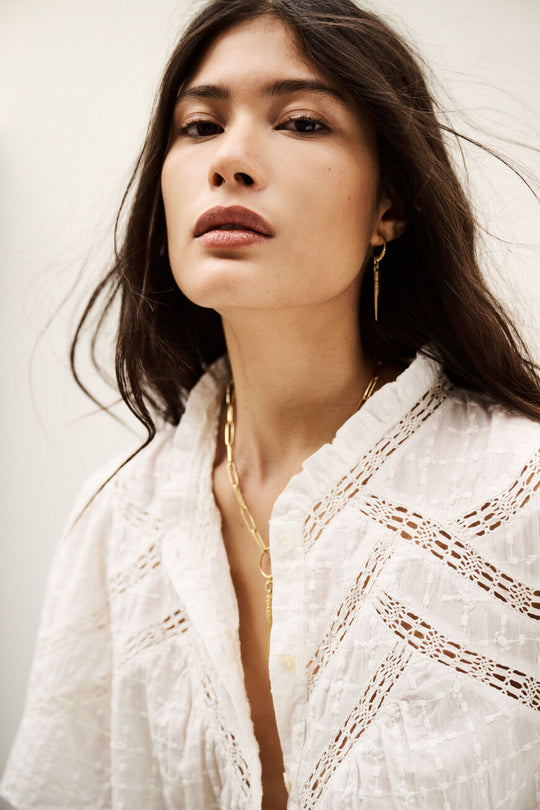 ba&sh Baria skjorte i økologisk bomuld – kortærmet skjorte med løs pasform, fine flæser og delikat mønster. Cassandra.dk