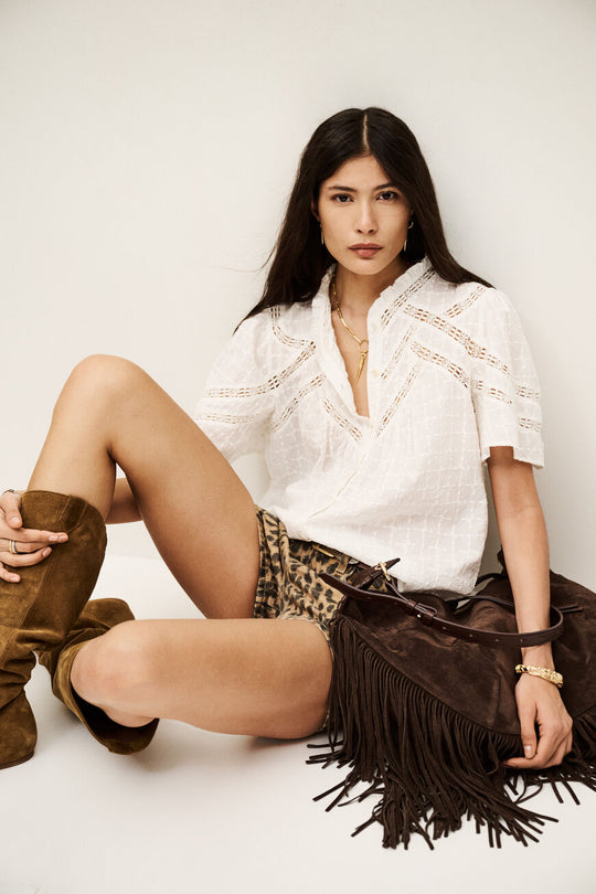 ba&sh Baria skjorte i økologisk bomuld – kortærmet skjorte med løs pasform, fine flæser og delikat mønster. Cassandra.dkba&sh Baria skjorte i økologisk bomuld – kortærmet skjorte med løs pasform, fine flæser og delikat mønster. Cassandra.dk