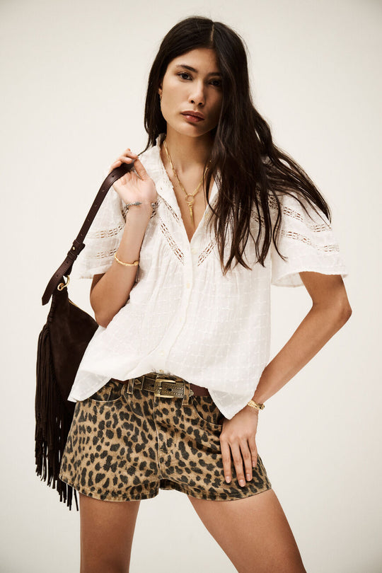 ba&sh Baria skjorte i økologisk bomuld – kortærmet skjorte med løs pasform, fine flæser og delikat mønster. Cassandra.dk