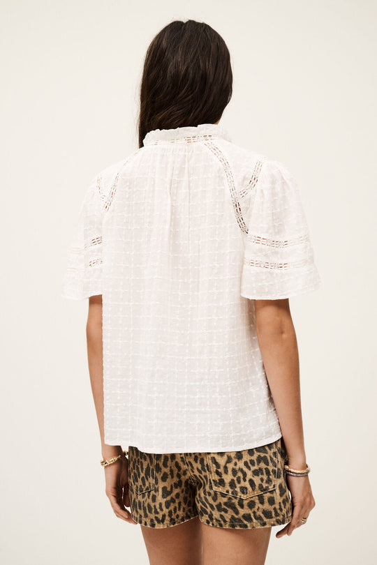 ba&sh Baria skjorte i økologisk bomuld – kortærmet skjorte med løs pasform, fine flæser og delikat mønster. Cassandra.dk