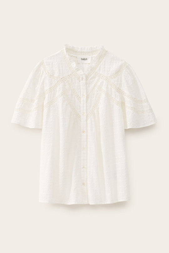 ba&sh Baria skjorte i økologisk bomuld – kortærmet skjorte med løs pasform, fine flæser og delikat mønster. Cassandra.dk