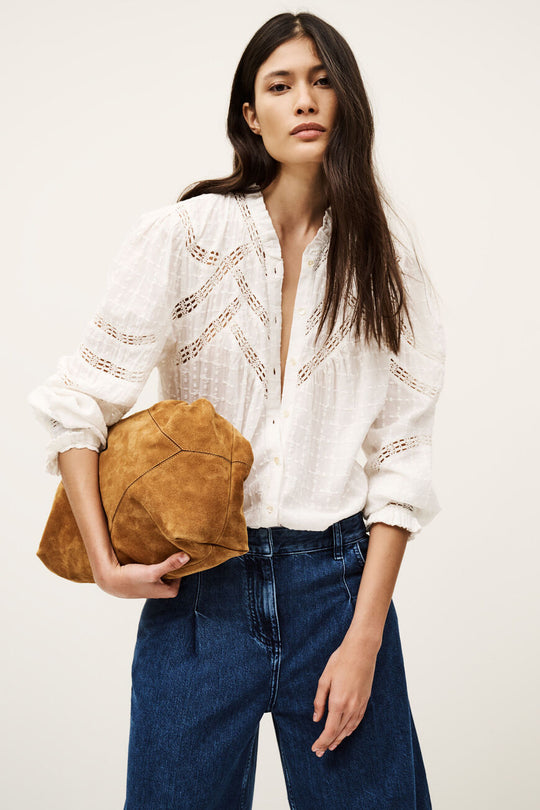 ba&sh Brona skjorte i økologisk bomuld – kortærmet skjorte med løs pasform, fine flæser og delikat mønster. Perfekt til et feminint hverdagslook.