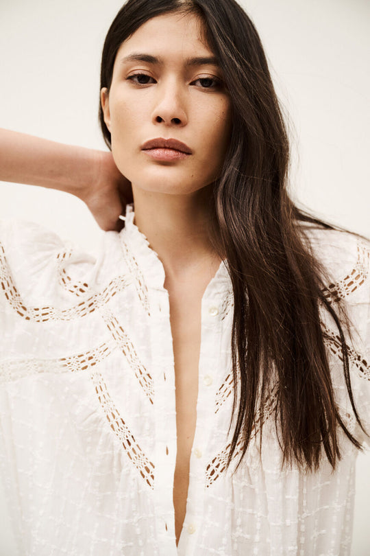 ba&sh Brona skjorte i økologisk bomuld – kortærmet skjorte med løs pasform, fine flæser og delikat mønster. Perfekt til et feminint hverdagslook.