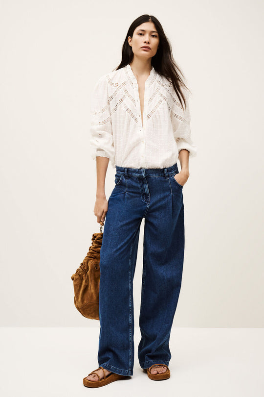 ba&sh Brona skjorte i økologisk bomuld – kortærmet skjorte med løs pasform, fine flæser og delikat mønster. Perfekt til et feminint hverdagslook.