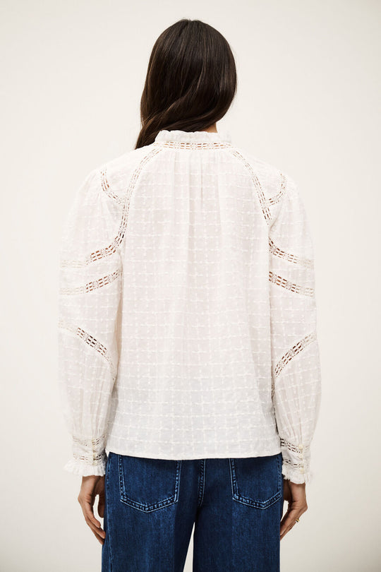 ba&sh Brona skjorte i økologisk bomuld – kortærmet skjorte med løs pasform, fine flæser og delikat mønster. Perfekt til et feminint hverdagslook.