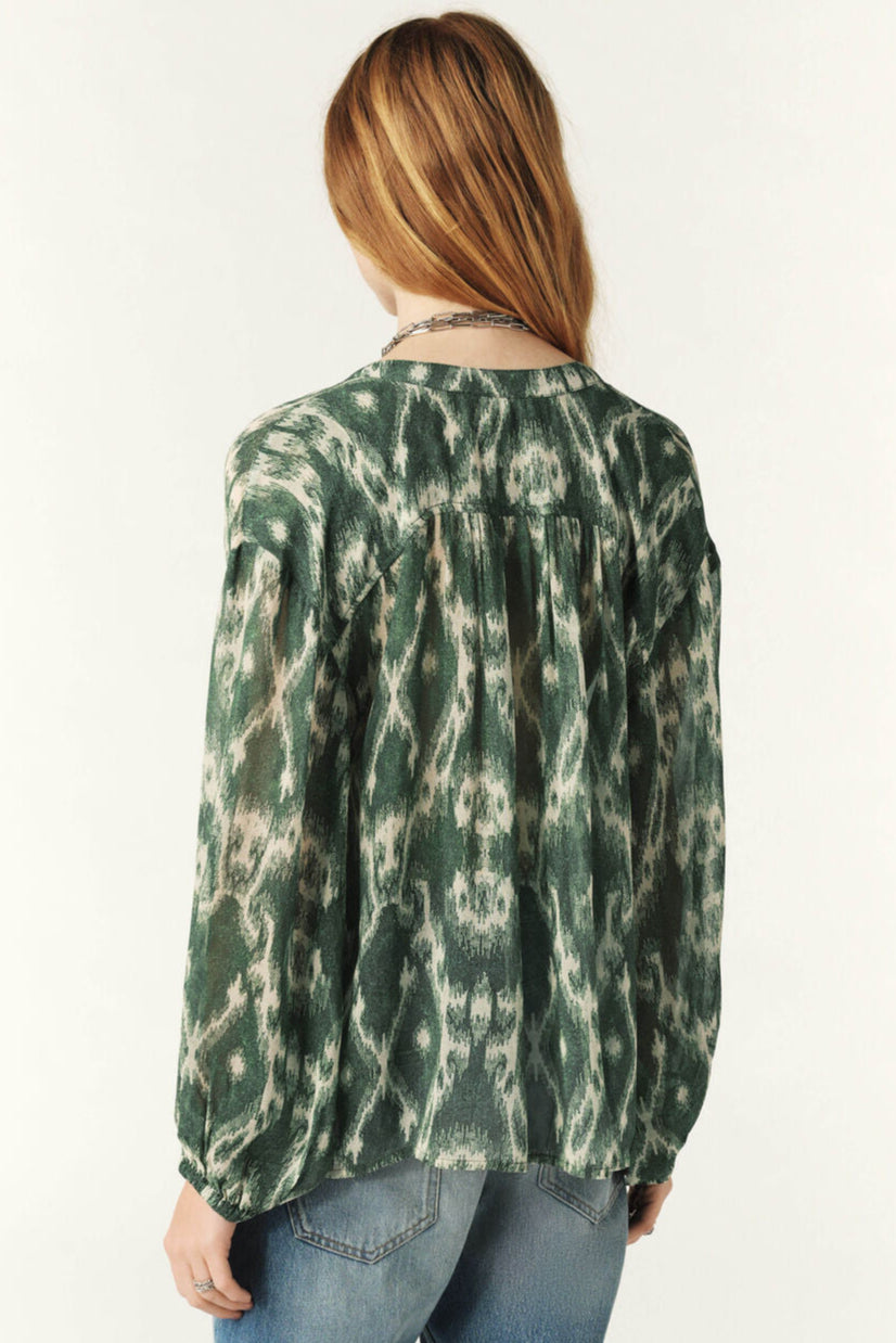 ba&sh Menaelle Blouse – boheme-bluse i kaki med V-hals, brede ærmer og luftigt stof. Perfekt balance mellem komfort og stil.