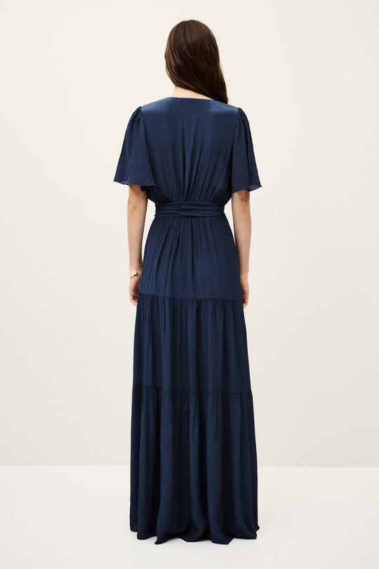 ba&sh Natalia Dress i mørk blå – elegant plisseret maxi kjole i dark blue med wrap-neck og bælte i taljen. Perfekt til sommerens events.