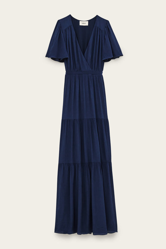 ba&sh Natalia Dress i mørk blå – elegant plisseret maxi kjole i dark blue med wrap-neck og bælte i taljen. Perfekt til sommerens events.