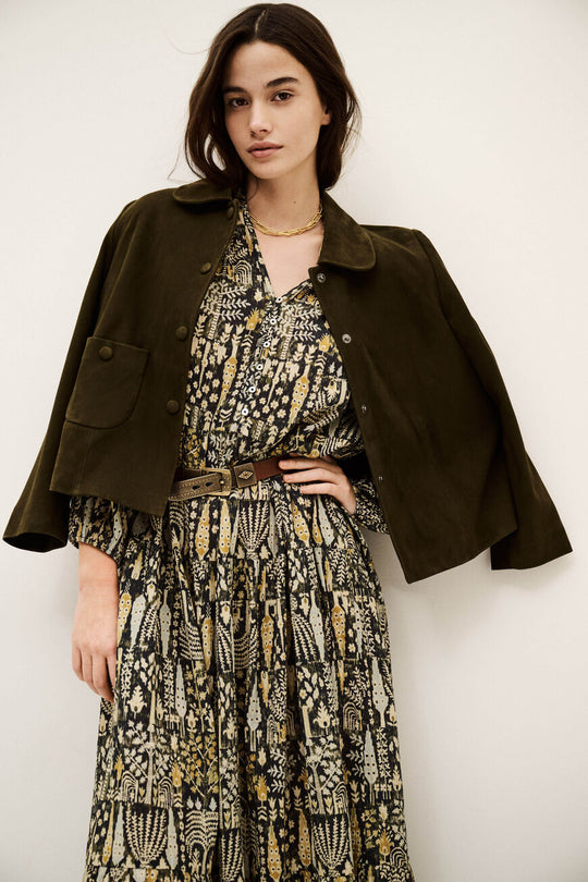 ba&sh Pidola Dress i kaki – løs kjole i 100% økologisk bomuld med v-hals, knapper og ballonærmer.