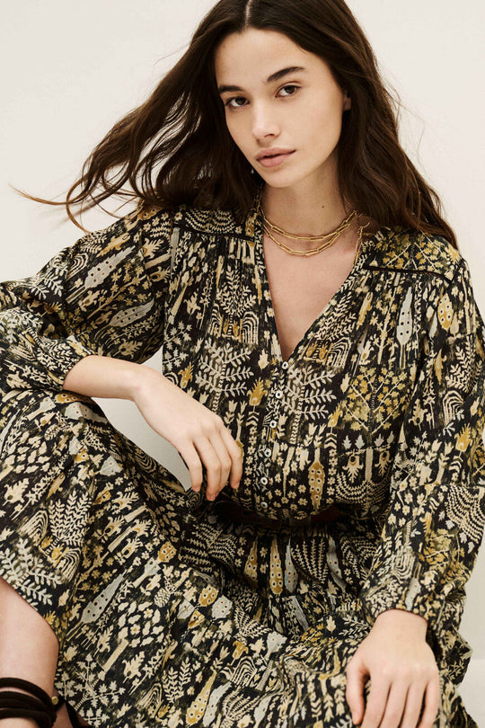 ba&sh Pidola Dress i kaki – løs kjole i 100% økologisk bomuld med v-hals, knapper og ballonærmer.