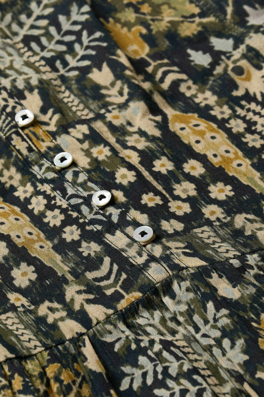 ba&sh Pidola Dress i kaki – løs kjole i 100% økologisk bomuld med v-hals, knapper og ballonærmer.