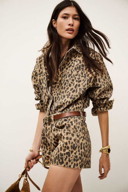 ba&sh Leopard Jeans – Lavtaljede jeans i 100 % økologisk bomuld med leopardprint og vasket finish. Fem lommer og knaplukning.