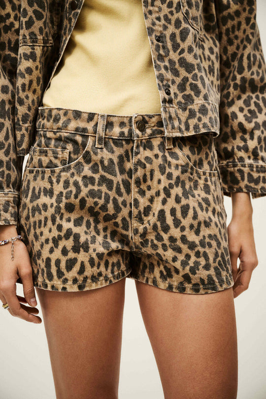 ba&sh Leopard Jeans – Lavtaljede jeans i 100 % økologisk bomuld med leopardprint og vasket finish. Fem lommer og knaplukning.