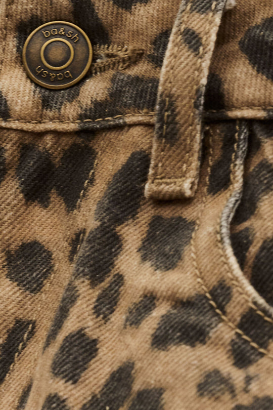 ba&sh Leopard Jeans – Lavtaljede jeans i 100 % økologisk bomuld med leopardprint og vasket finish. Fem lommer og knaplukning.