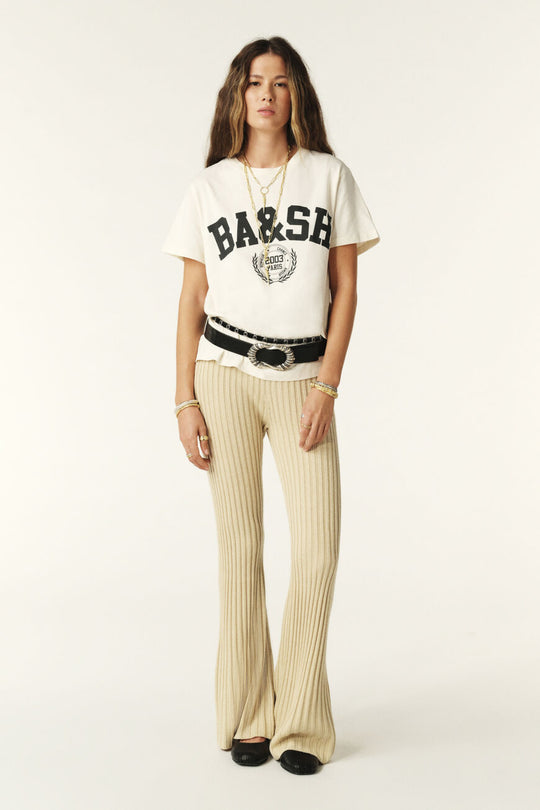 ba&sh Ioni T-shirt i økologisk bomuld med croppet pasform og sporty logo-print i college-stil.