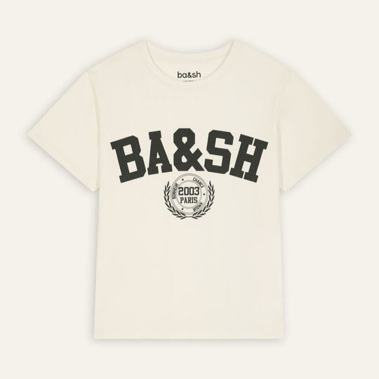 ba&sh Ioni T-shirt i økologisk bomuld med croppet pasform og sporty logo-print i college-stil.