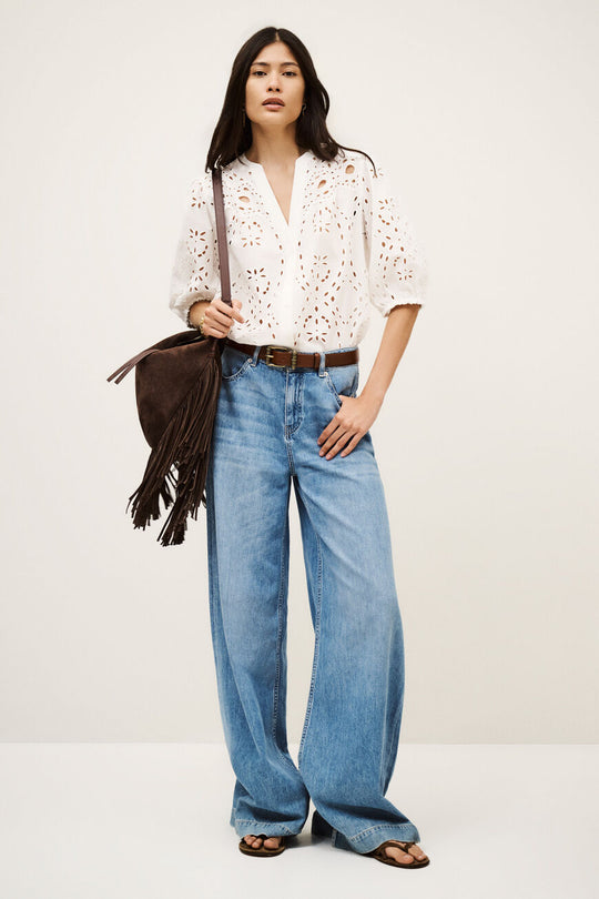 ba&sh Beatrice skjorte i ecru med V-hals, rummelig pasform og smukt blondehulmønster. Lavet i 100 % økologisk bomuld – feminin og komfortabel.