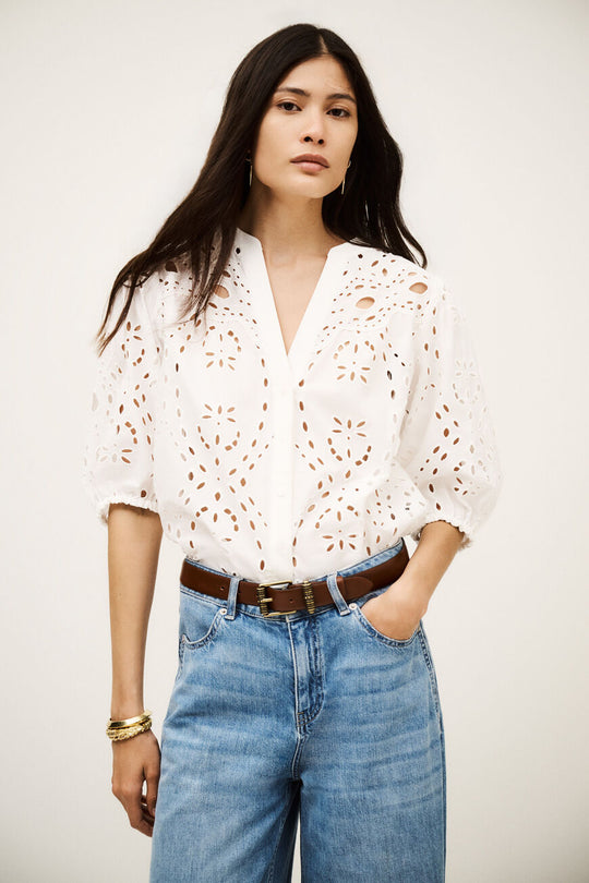 ba&sh Beatrice skjorte i ecru med V-hals, rummelig pasform og smukt blondehulmønster. Lavet i 100 % økologisk bomuld – feminin og komfortabel.