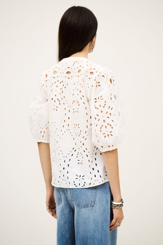 ba&sh Beatrice skjorte i ecru med V-hals, rummelig pasform og smukt blondehulmønster. Lavet i 100 % økologisk bomuld – feminin og komfortabel.