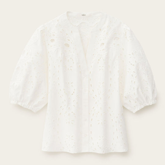 ba&sh Beatrice skjorte i ecru med V-hals, rummelig pasform og smukt blondehulmønster. Lavet i 100 % økologisk bomuld – feminin og komfortabel.