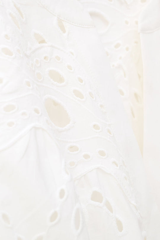 ba&sh Beatrice skjorte i ecru med V-hals, rummelig pasform og smukt blondehulmønster. Lavet i 100 % økologisk bomuld – feminin og komfortabel.