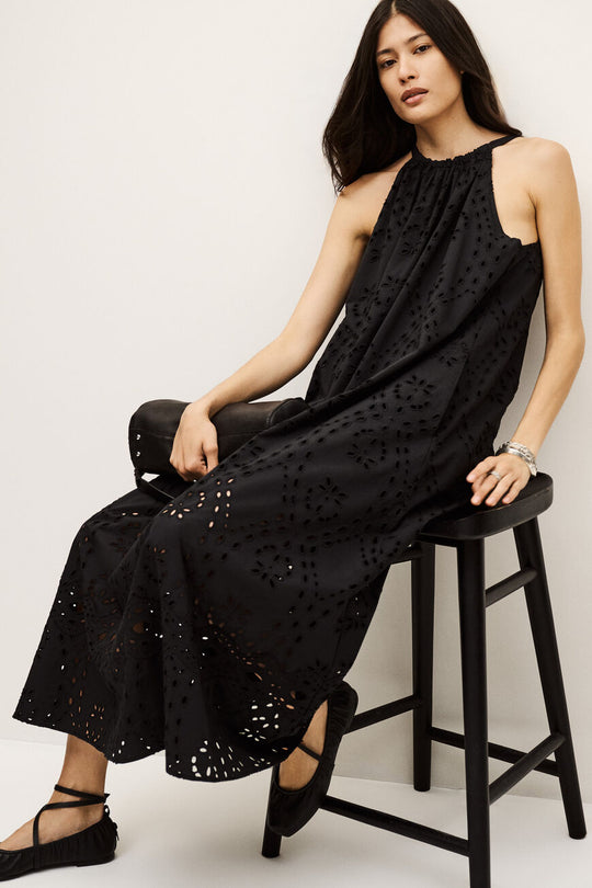 ba&sh Bonie Kjole i sort økologisk bomuld med A-snit, tanktop-stil og blondekant. Midi længde og tidløs elegance.