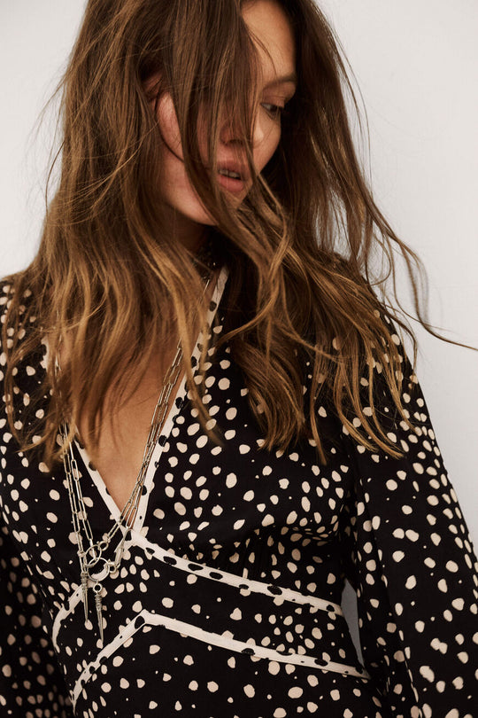 ba&sh Derby Maxi Dress Mørk Blå – maxi kjole med puffærmer, kontrastbroderi og V-udskæring.