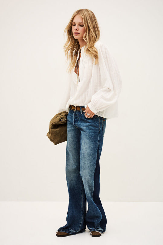 ba&sh Melody skjorte i ecru med flæsekrave, broderi og blondeindsatser. Lavet i viskose og økologisk bomuld fra ansvarlige kilder.