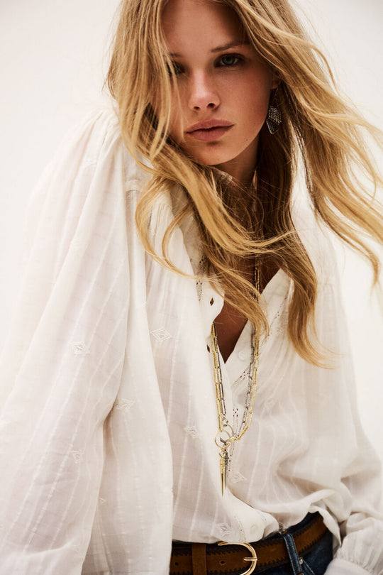 ba&sh Melody skjorte i ecru med flæsekrave, broderi og blondeindsatser. Lavet i viskose og økologisk bomuld fra ansvarlige kilder.