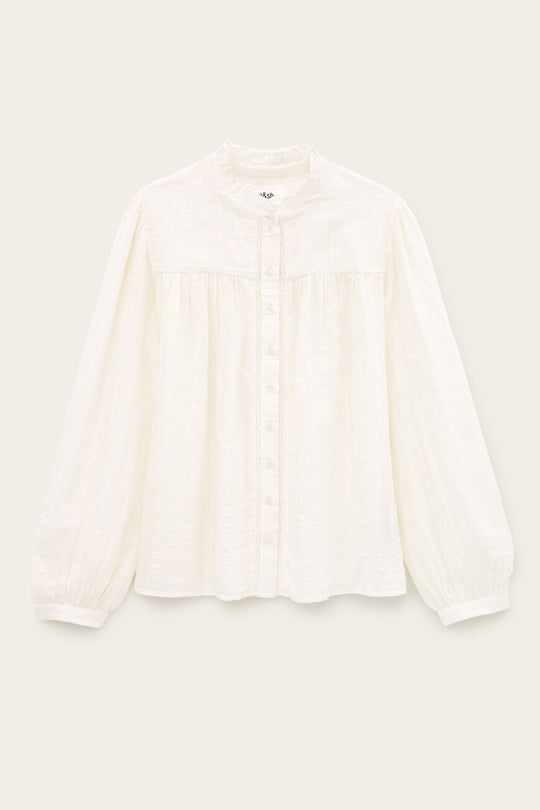 ba&sh Melody skjorte i ecru med flæsekrave, broderi og blondeindsatser. Lavet i viskose og økologisk bomuld fra ansvarlige kilder.