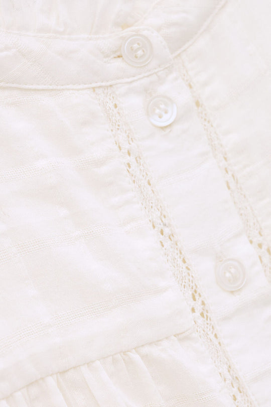 ba&sh Melody skjorte i ecru med flæsekrave, broderi og blondeindsatser. Lavet i viskose og økologisk bomuld fra ansvarlige kilder.