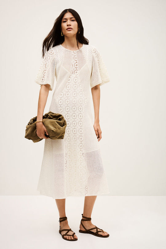 ba&sh Moody kjole i ecru med blondeindsatser, let udvidede ærmer og udstillet skørt. Foret med underkjole i viskose-georgette. 100 % bomuld.