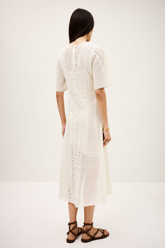 ba&sh Moody kjole i ecru med blondeindsatser, let udvidede ærmer og udstillet skørt. Foret med underkjole i viskose-georgette. 100 % bomuld.