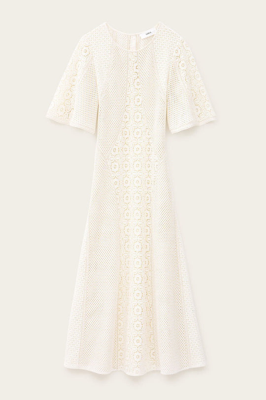 ba&sh Moody kjole i ecru med blondeindsatser, let udvidede ærmer og udstillet skørt. Foret med underkjole i viskose-georgette. 100 % bomuld.