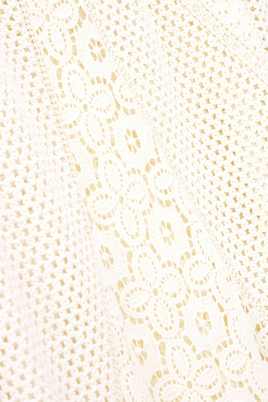 ba&sh Moody kjole i ecru med blondeindsatser, let udvidede ærmer og udstillet skørt. Foret med underkjole i viskose-georgette. 100 % bomuld.