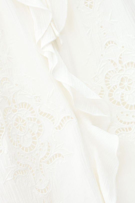 Romantisk ba&sh Omar bluse i ecru med flæser, V-udskæring og broderie anglaise. Lavet i blød viskose og bomuld fra ansvarlige kilder.